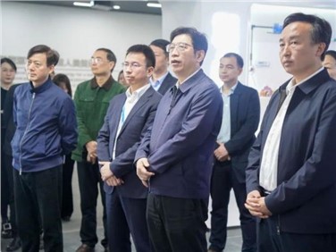 湖南省政協(xié)黨組成員、秘書(shū)長(zhǎng)鄧群策帶隊(duì)考察調(diào)研中偉寧鄉(xiāng)產(chǎn)業(yè)基地